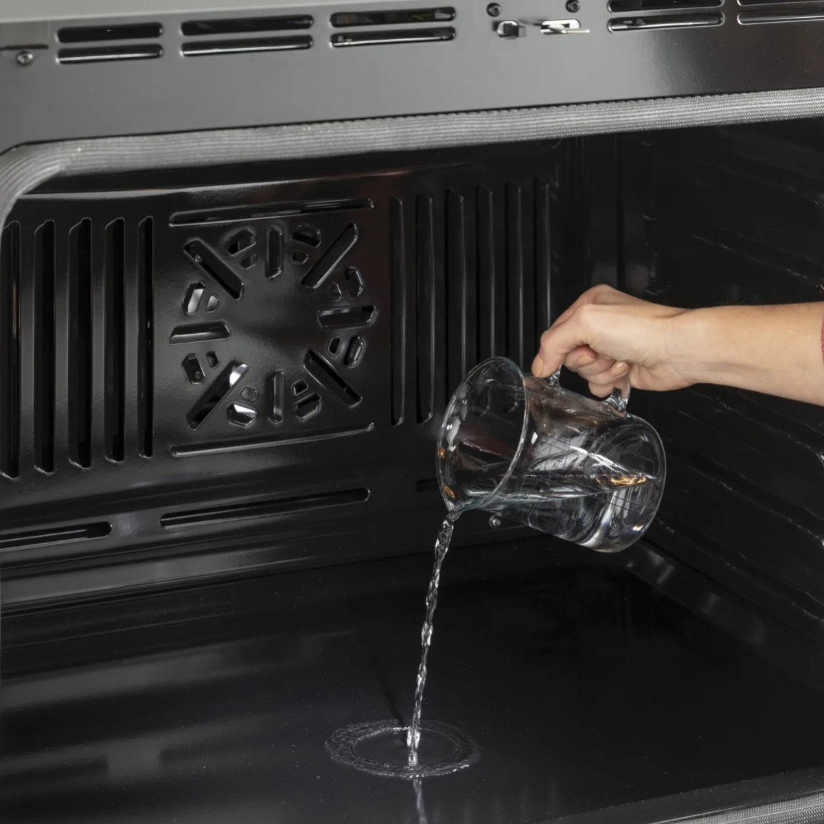 GE White Single Wall Oven (5.0 Cu.Ft.) - JTS3000DNWW